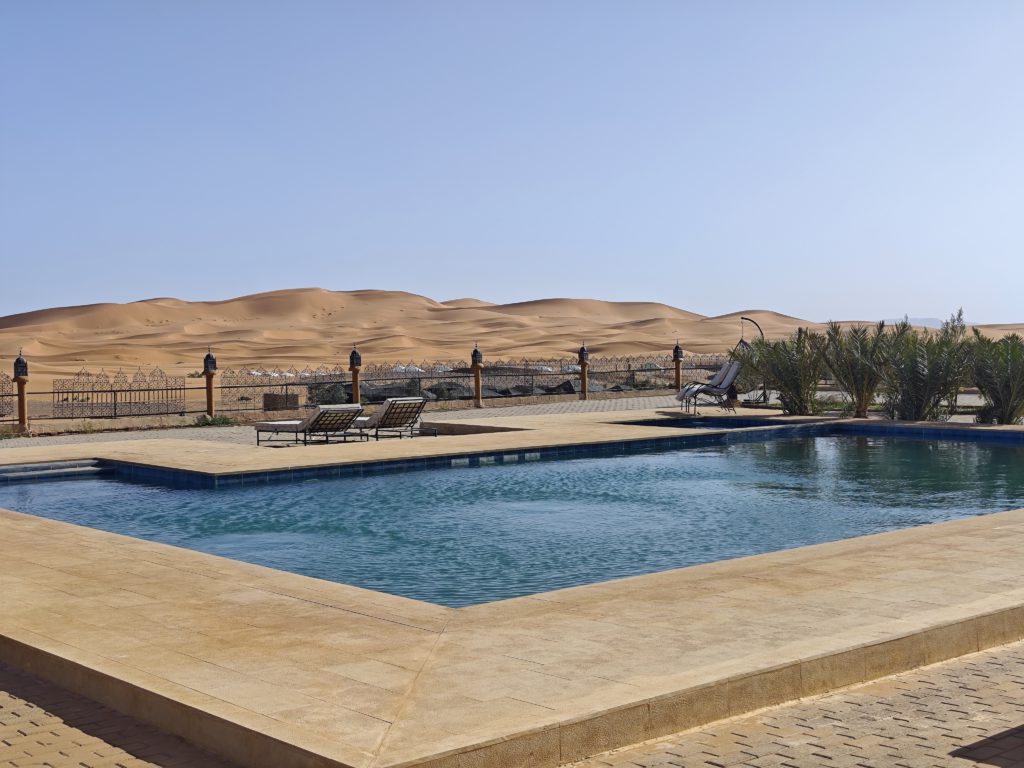 Piscine surplombant les dunes du désert à Merzouga, Maroc