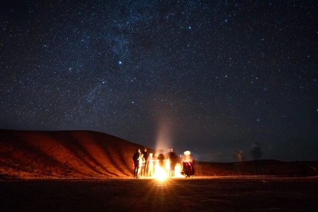 Campamento en el desierto del Sahara bajo un cielo estrellado en Marruecos