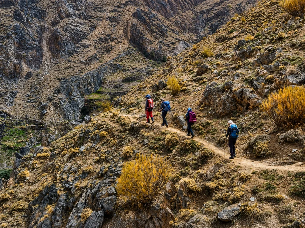 Senderistas recorriendo las montañas rocosas de Jebel Saghro en Marruecos