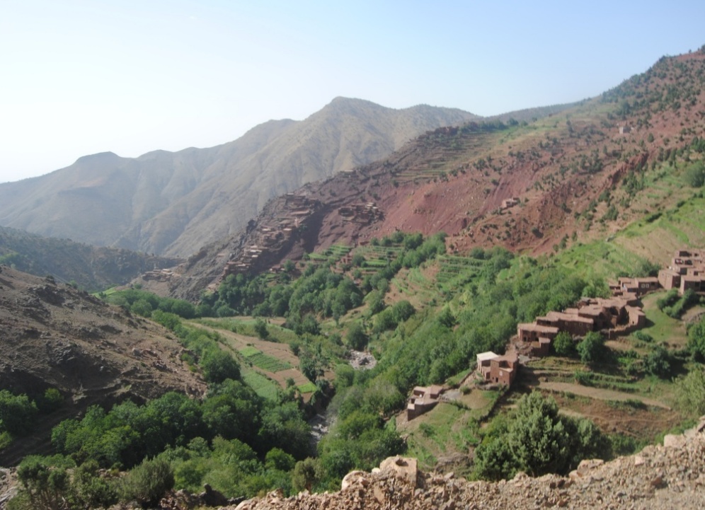 Terrasses verdoyantes, villages traditionnels et paysages montagneux dans la vallée d’Azzadène au Maroc